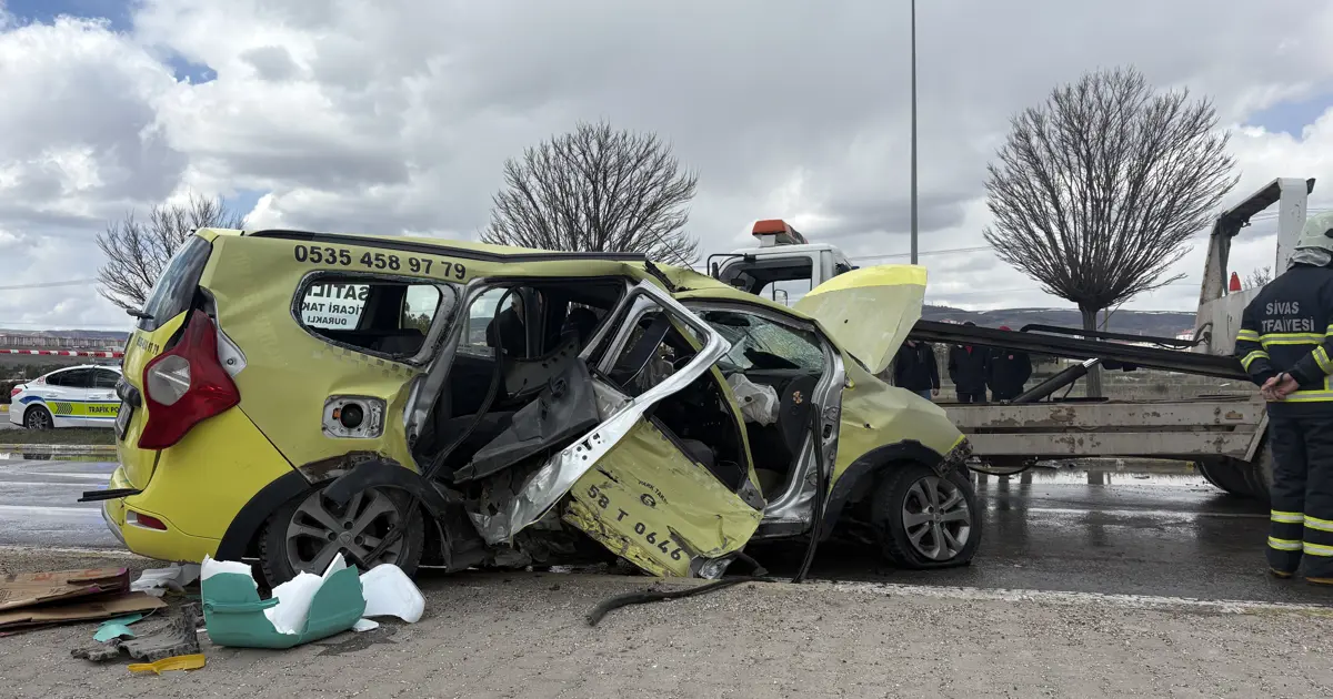 Taksi ile otomobil çarpıştı, 4'ü futbolcu 6 kişi yaralandı