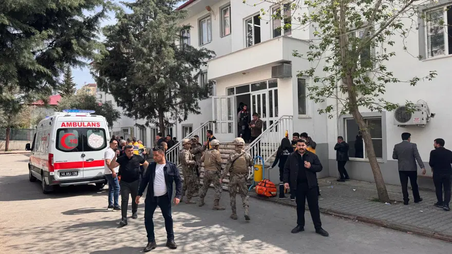 DOKUZ ÖĞRENCİ İLE BİR ÖĞRETMENİ ÖLDÜRDÜ 9