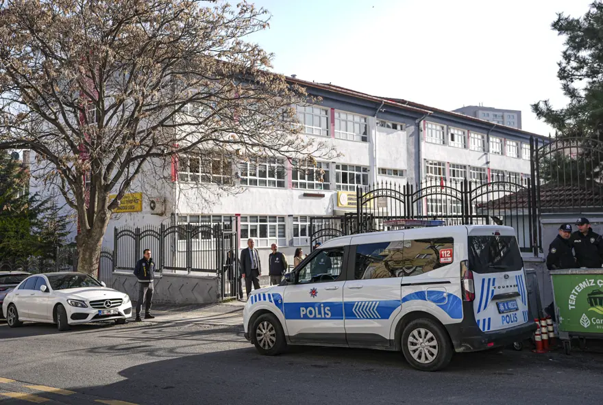 Saldırıların ardından her okul önüne iki polis görevlendirildi 3