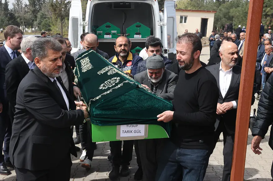 Kahramanmaraş okul saldırısında ölenlere gözyaşlarıyla veda 2
