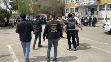 Siverek'te bir okulda hareketli anlar: Polis etkisiz hale getirdi