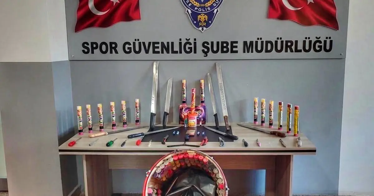 Süper Lig ekibinin taraftar otobüsünden cephanelik çıktı. Döner bıçağı, satır, sis bombası!