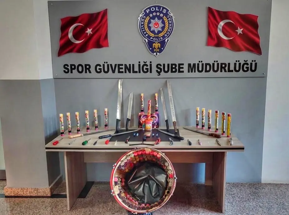 Süper Lig ekibinin taraftar otobüsünden cephanelik çıktı. Döner bıçağı, satır, sis bombası!