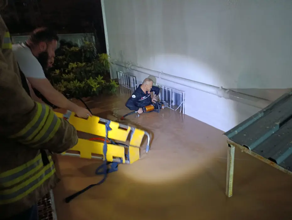 Mardin'de sağanak hayatı olumsuz etkiledi. Mahsur kalanları itfaiye kurtardı