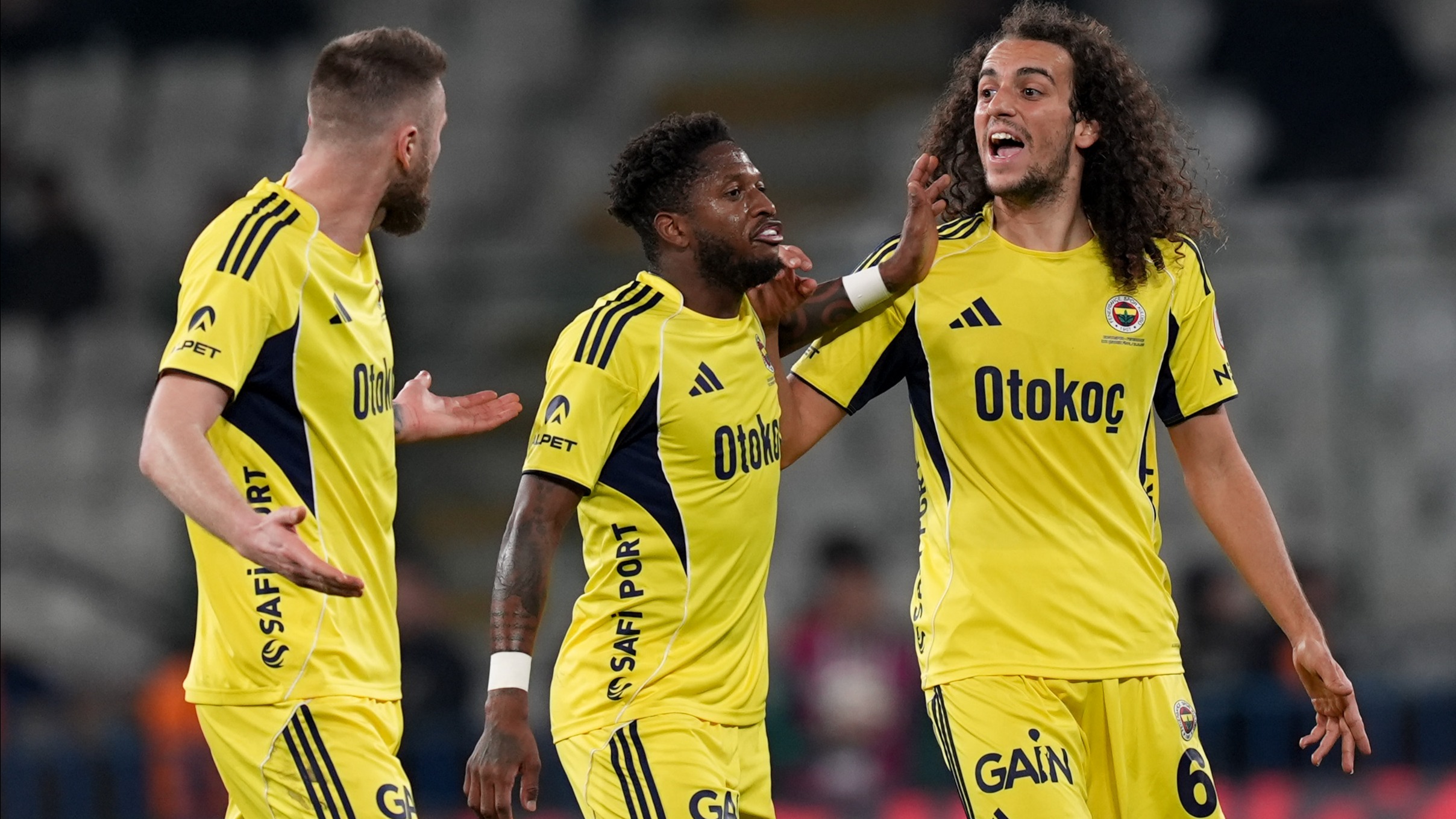 Fenerbahçeli futbolcular arasında tartışma. Fred araya girdi