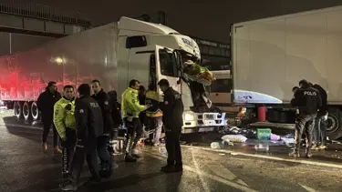 Kırmızı ışıkta feci kaza. Tır şoförü ağır yaralandı