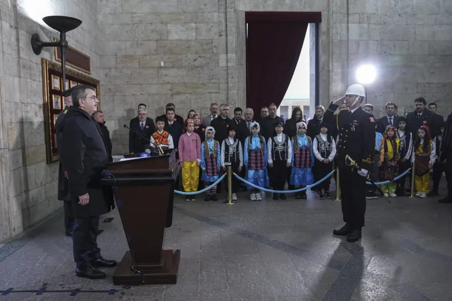 Devlet erkanı Ata'nın huzurunda 2 AA 20260423 41185186 41185178 MILLI EGITIM BAKANI TEKIN OGRETMEN VE OGRENCILERLE ANITKABIRI ZIYARET ETTI 973725