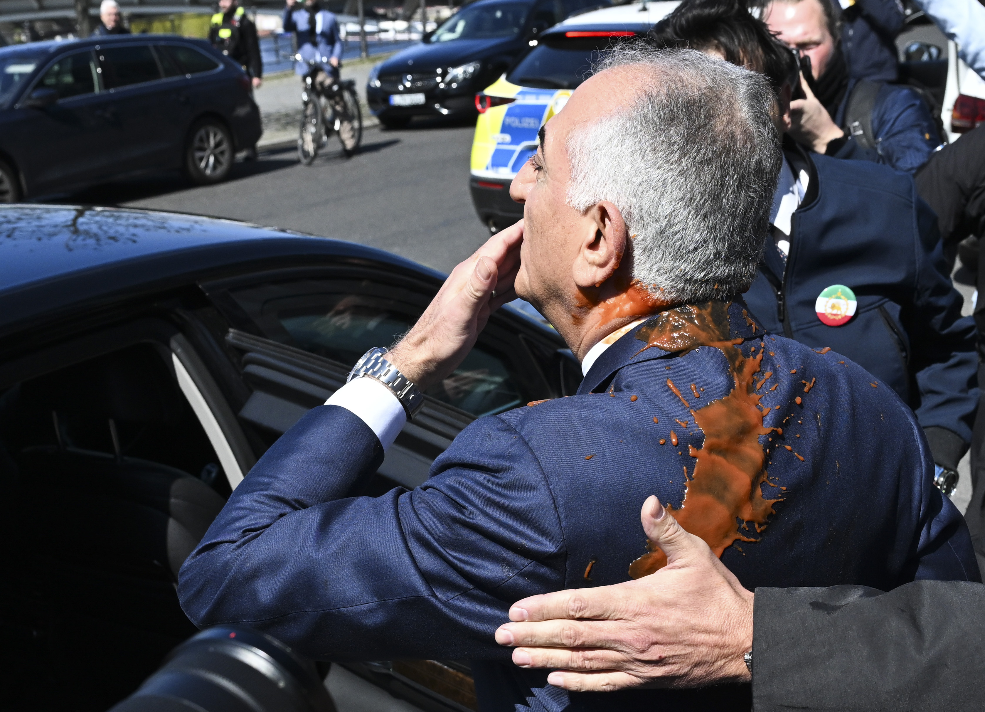 Pehlevi'ye Berlin'de boyalı protesto
