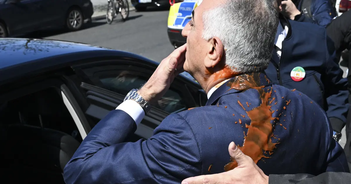 Pehlevi'ye Berlin'de boyalı protesto