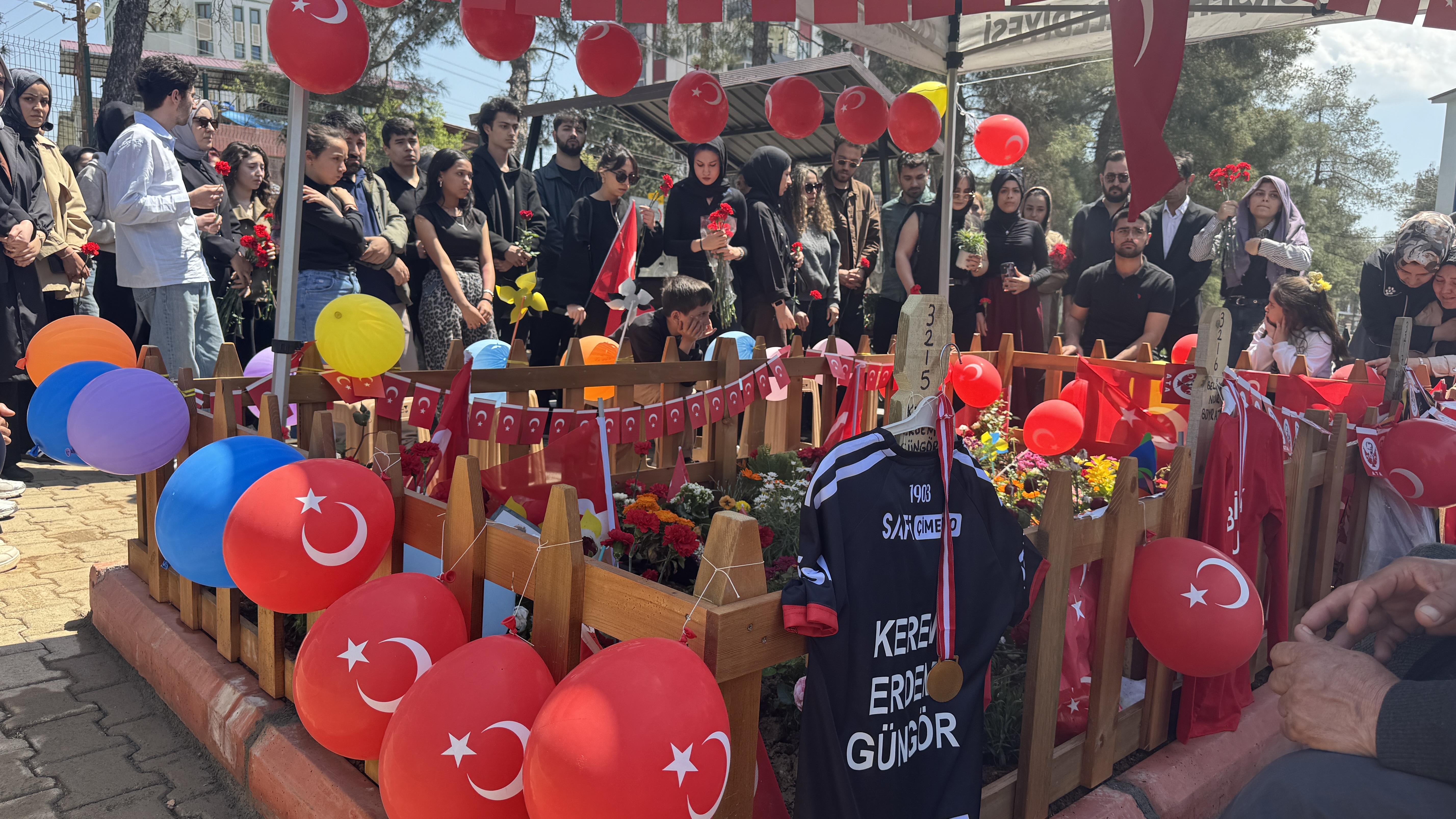 Okul saldırısında hayatını kaybeden çocuklar mezarları başında anıldı