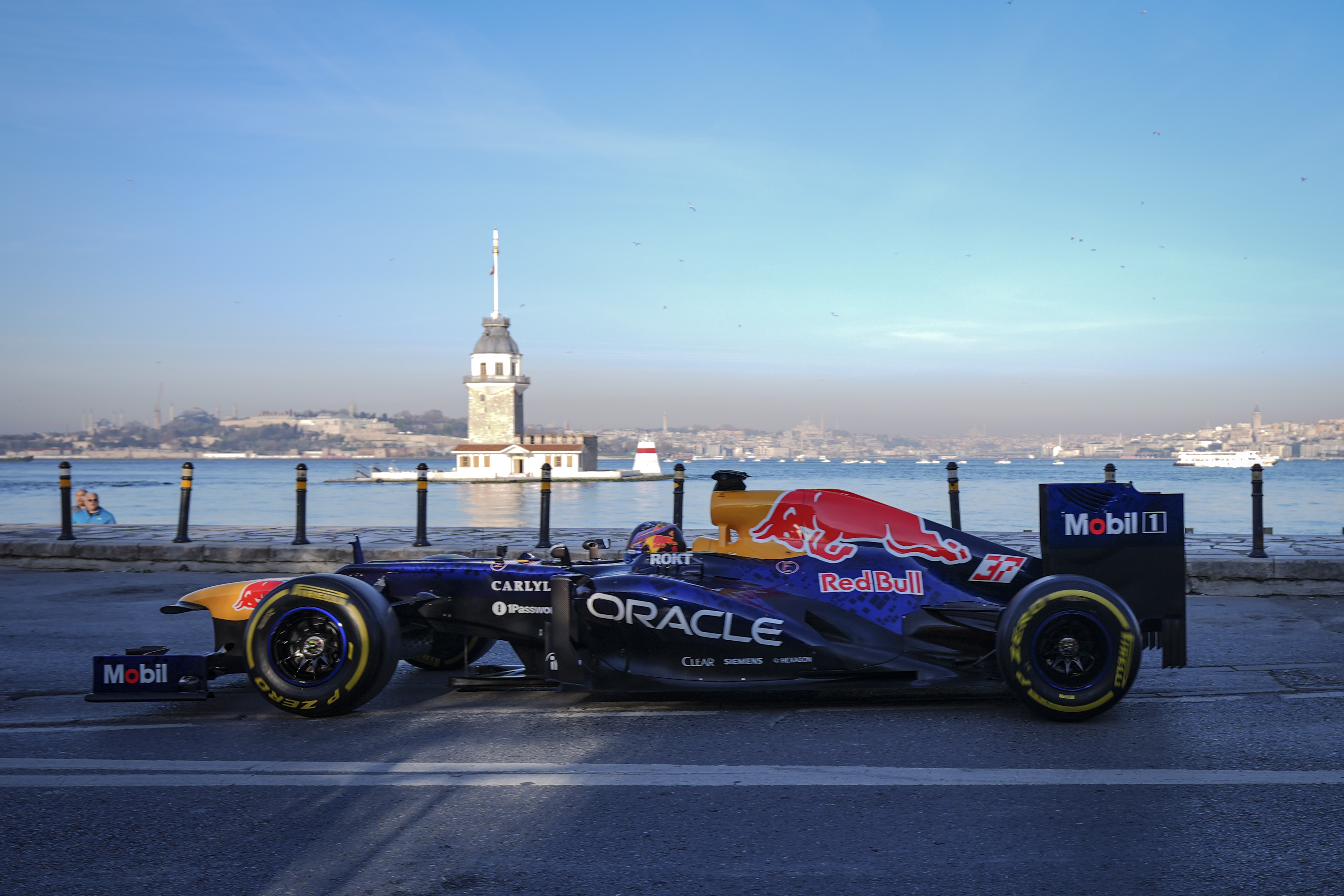 Formula 1 aracının İstanbul turu, bu kez Kız Kulesi'nde