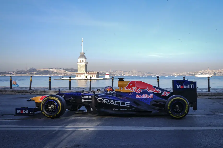 Formula 1 aracının İstanbul turu, bu kez Kız Kulesi'nde