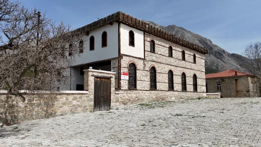 Isparta'daki 800 yıllık cami ezber bozuyor. Mimarisi dikkat çekiyor 1 Isparta'daki 800 yıllık cami ezber bozuyor. Mimarisi dikkat çekiyor 1