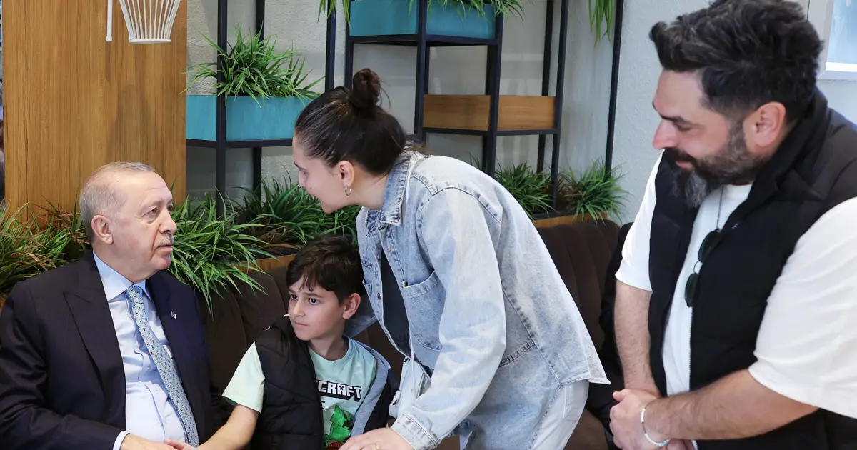 Cumhurbaşkanı Erdoğan, Beyoğlu'nda bir kafede vatandaşlarla sohbet etti