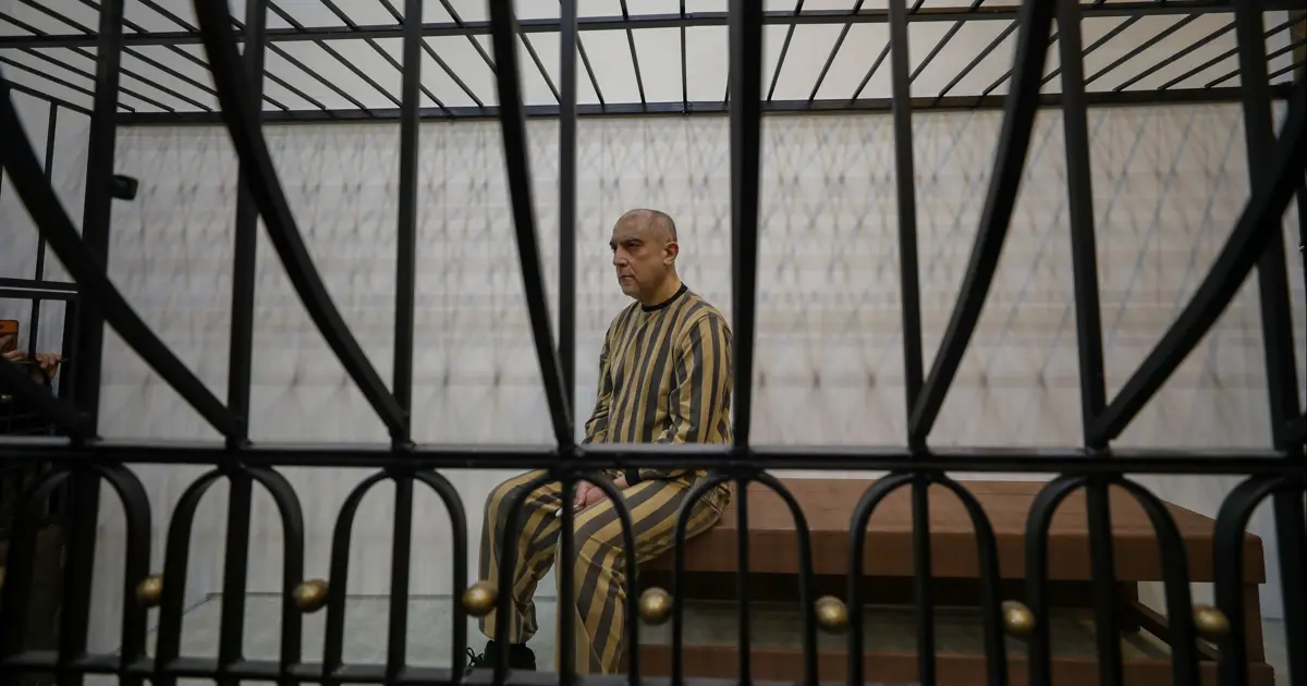 Suriye'de Esad ve kardeşinin gıyabi yargılanması başladı. İşkenceci kuzen kafeste tutuldu