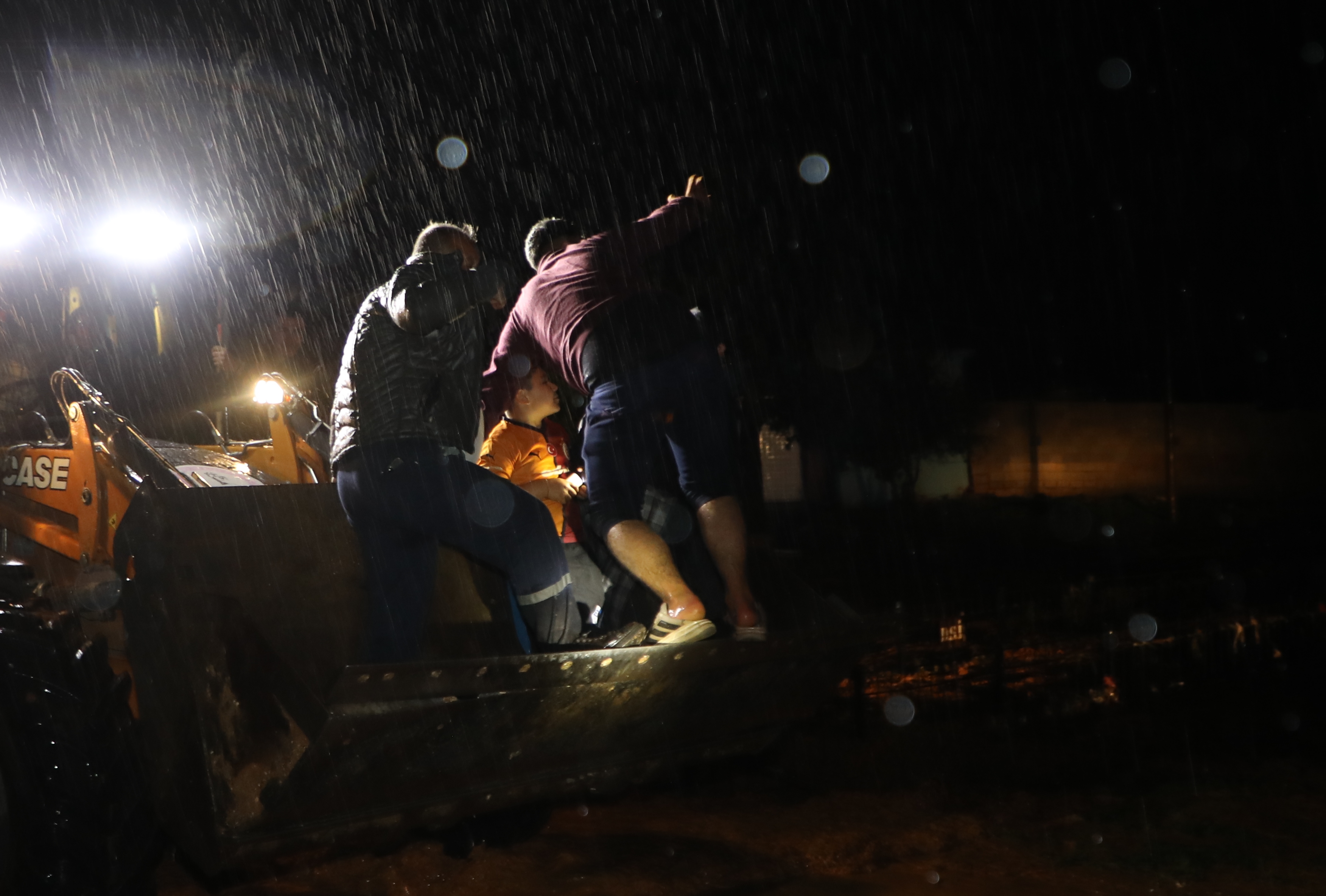 Nizip'i sel vurdu. Mahsur kalanlar iş makinesiyle kurtarıldı | NTV Haber