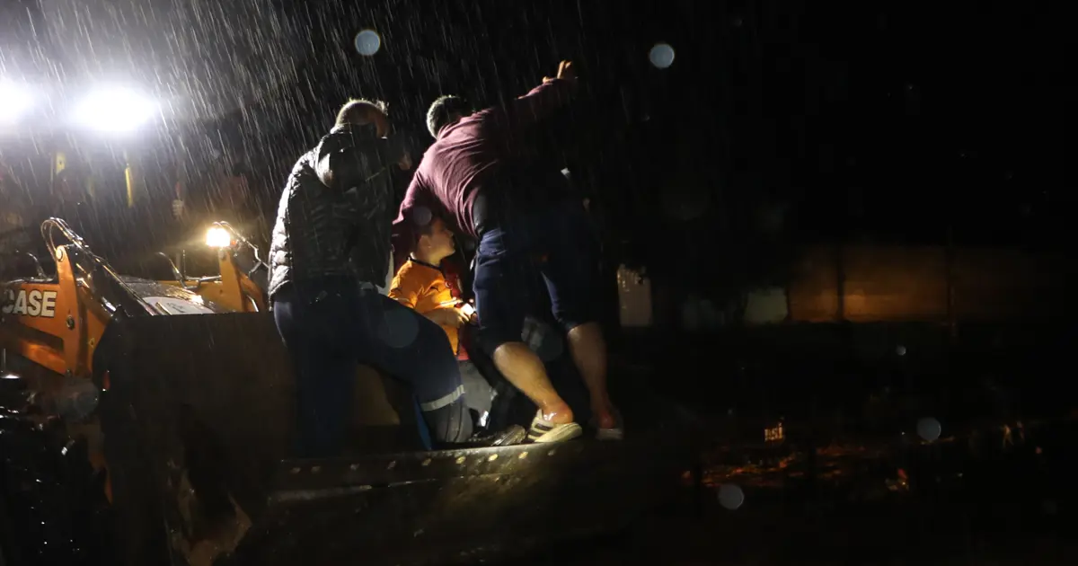 Nizip'i sel vurdu. Mahsur kalanlar iş makinesiyle kurtarıldı