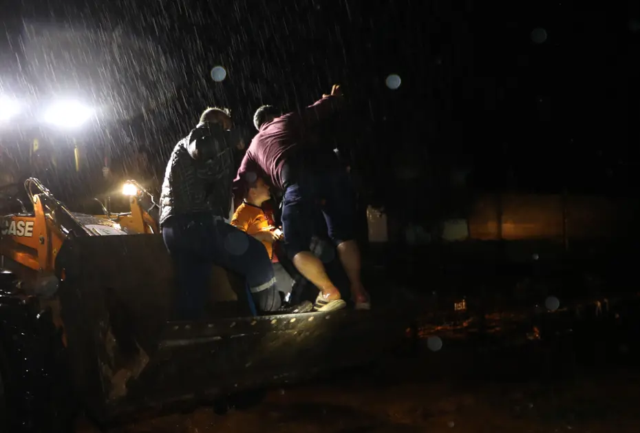 Nizip'i sel vurdu. Mahsur kalanlar iş makinesiyle kurtarıldı