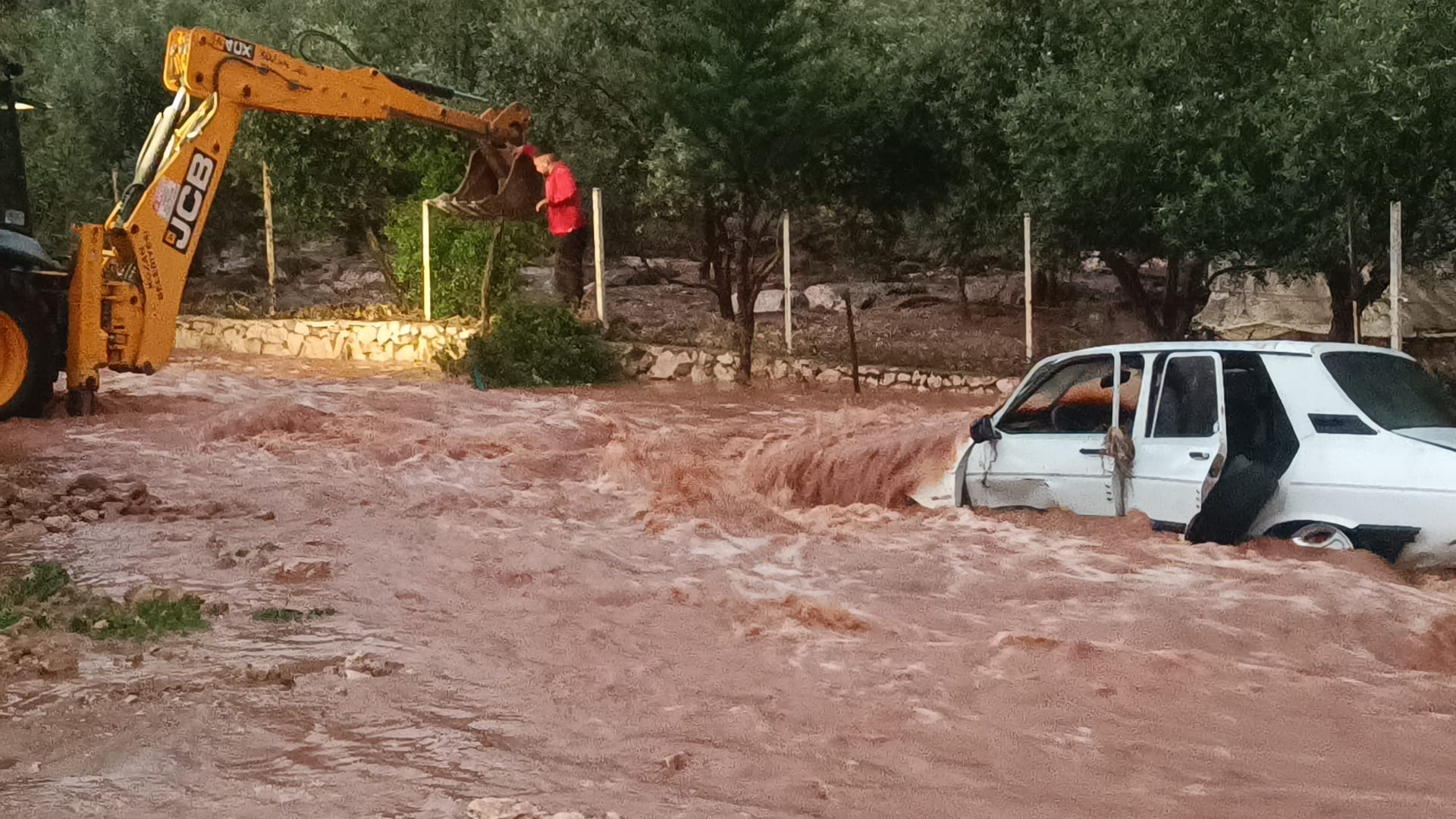Adana'da sel. Bir kişinin cansız bedenine ulaşıldı