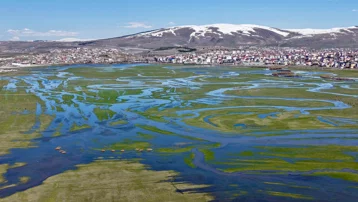 Kar suları eridi, nehir coştu