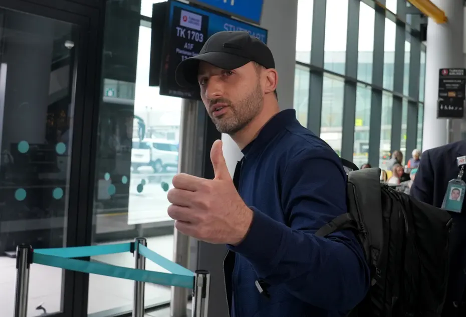 Domenico Tedesco, Almanya'ya iner inmez şaşkına döndü. Özel karşılama