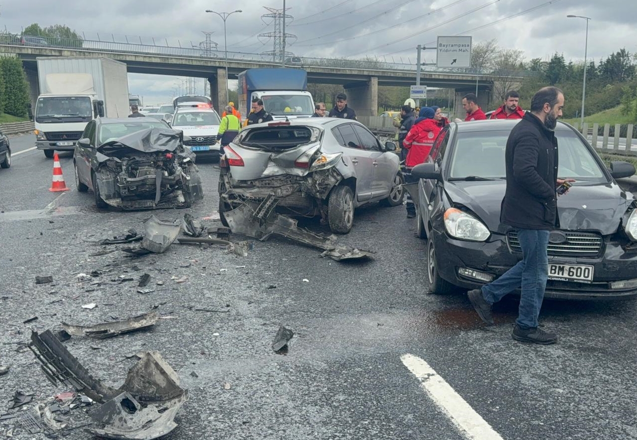 Esenler'de 4 araçlık zincirleme trafik kazası