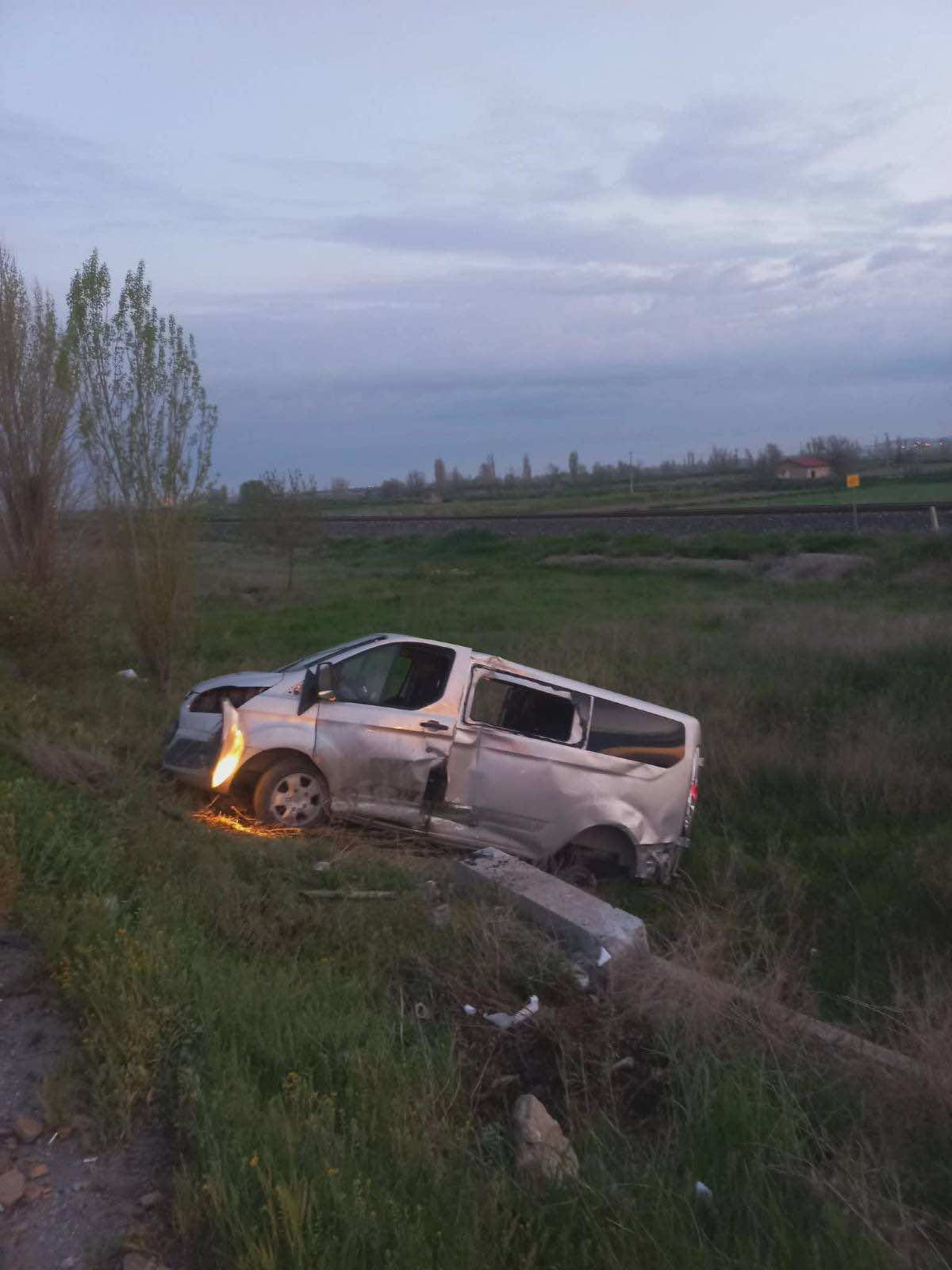 Otomobil ile kamyonet çarpıştı. 6 yaralı