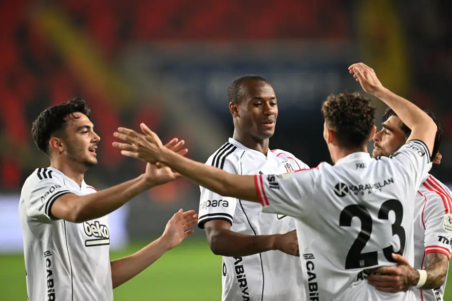 Beşiktaş'ta korkutan sakatlık. Beyin sarsıntısı ve değişiklik 2