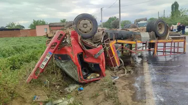 Ödemiş'te feci kaza. Süt kamyonu ile otomobilin çarpıştı