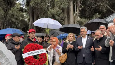 Sırrı Süreyya Önder'e anma töreni. Siyaset ve sanat dünyasından çok sayıda kişi mezarı başındaydı