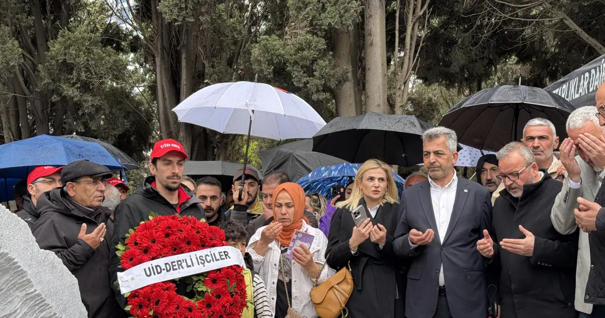 Sırrı Süreyya Önder'e anma töreni. Siyaset ve sanat dünyasından çok sayıda kişi mezarı başındaydı