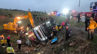Malatya'da yolcu otobüsü şarampole devrildi. 3 kişi öldü, 22 kişi yaralandı