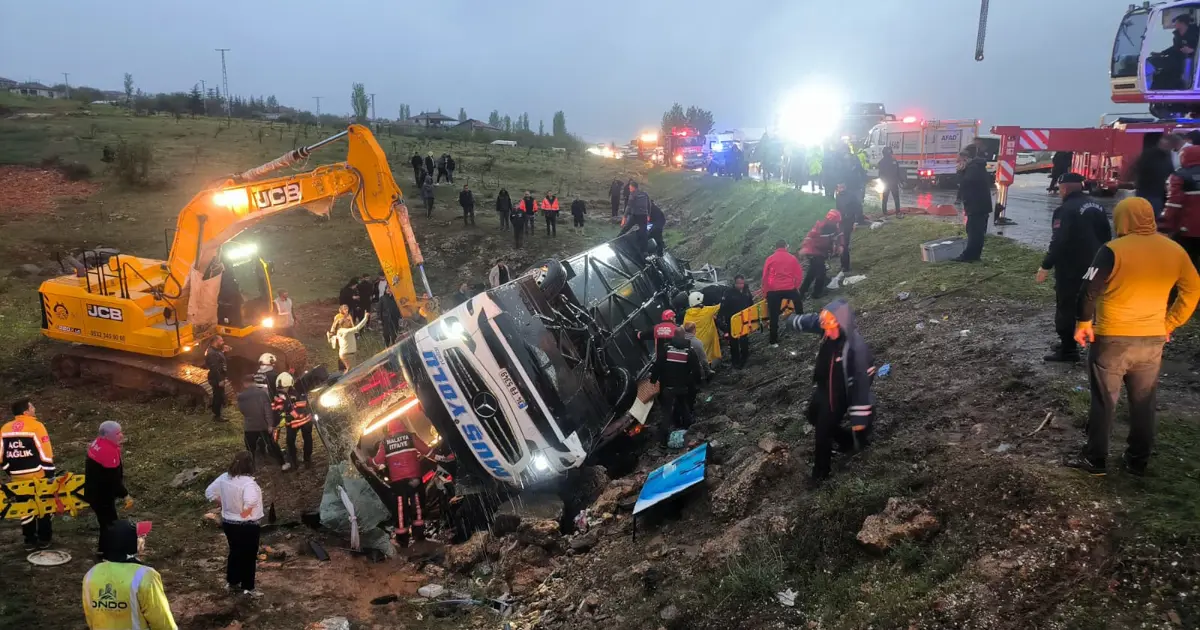 Malatya'da yolcu otobüsü şarampole devrildi. 4 kişi öldü, 15 kişi yaralandı