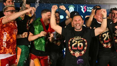 Ustası Fatih Terim'i yakaladı. Galatasaray'ın kupa koleksiyoneri Okan Buruk