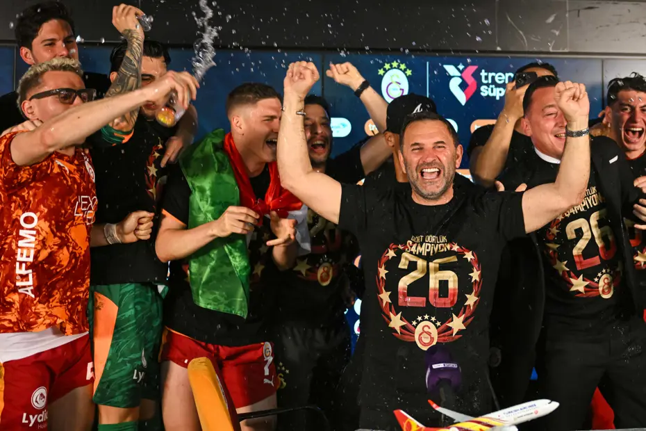Ustası Fatih Terim'i yakaladı. Galatasaray'ın kupa koleksiyoneri Okan Buruk