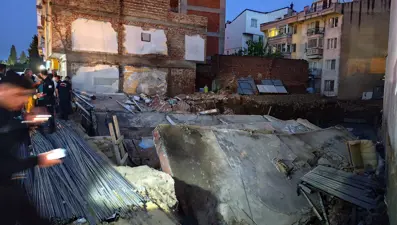 Temel kazısı yapılan inşaatın bitişiğindeki bina yıkıldı