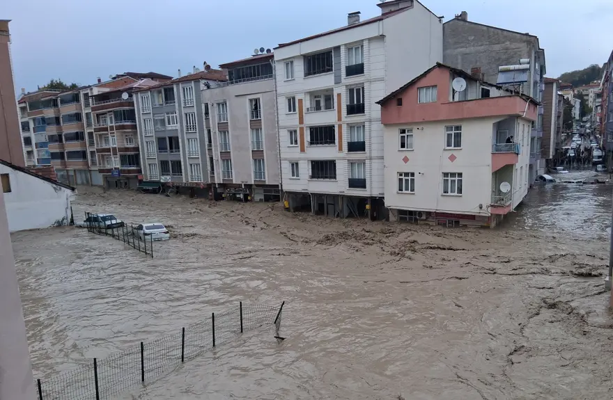 Samsun'da sağanak dereleri taşırdı. Araçlar selde sürüklendi, evleri su bastı 2