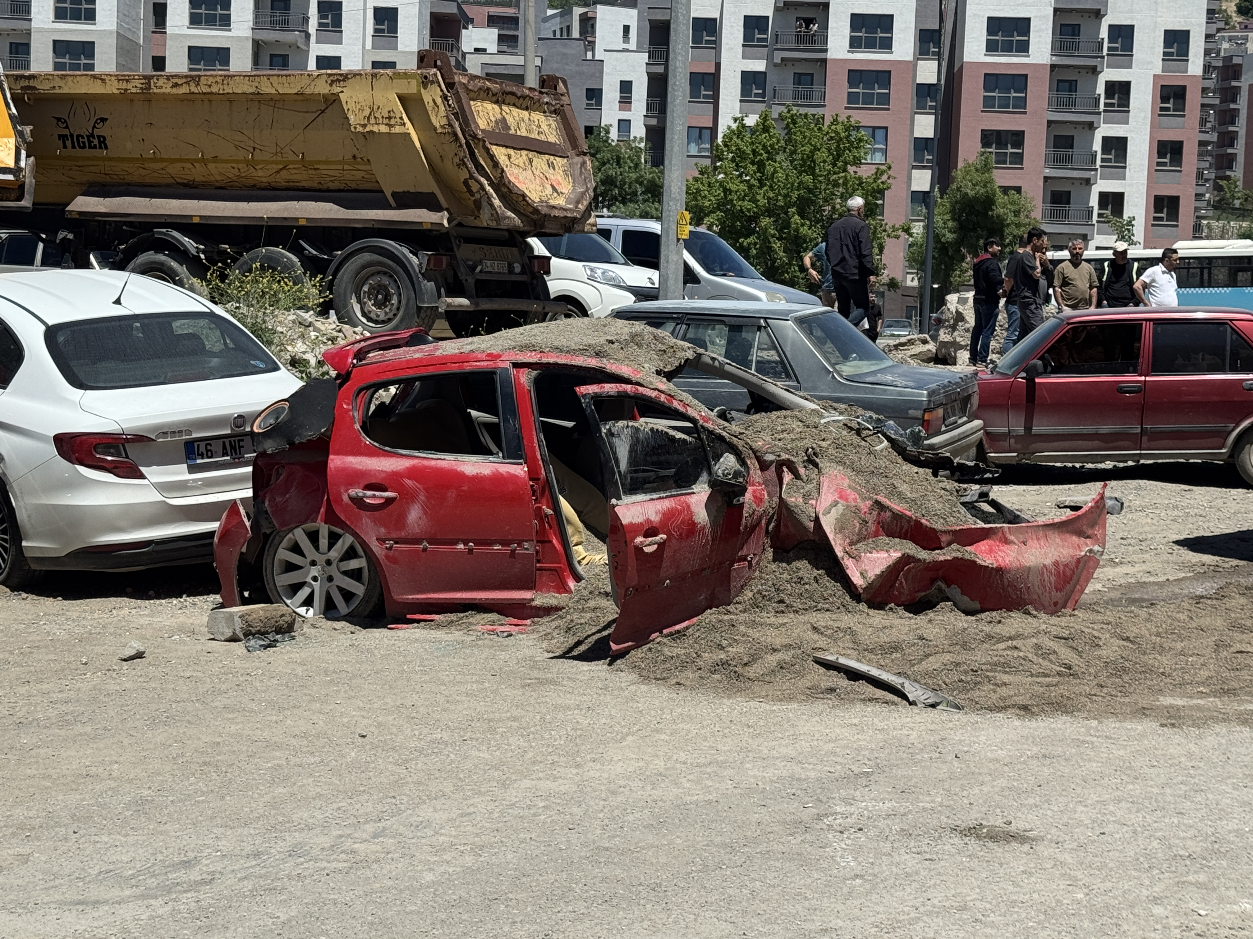Kamyon caddeyi savaş alanına çevirdi: Yaralılar var
