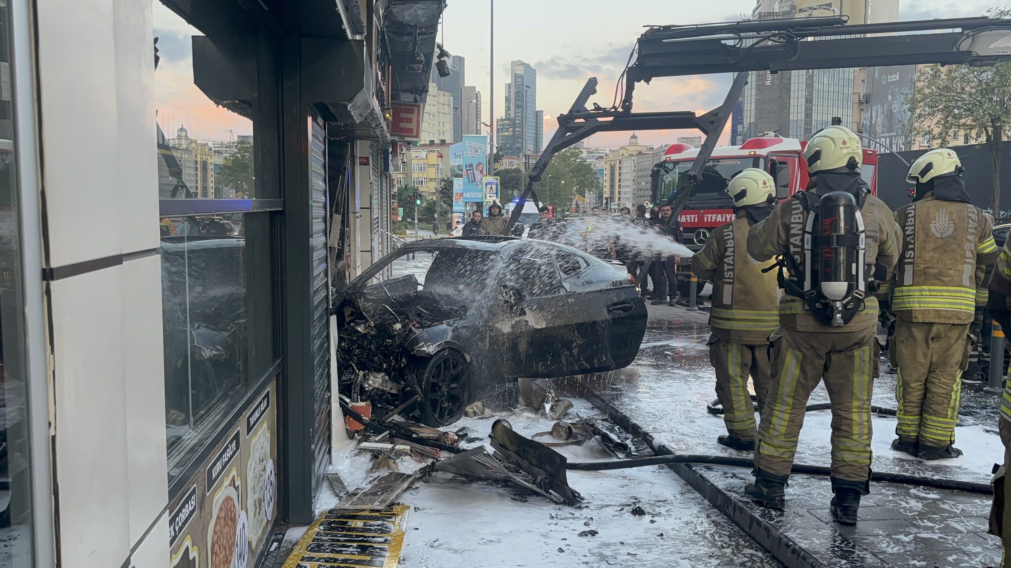 Şişli'de otomobil iş yerine girdi, 2 kişi yaralandı