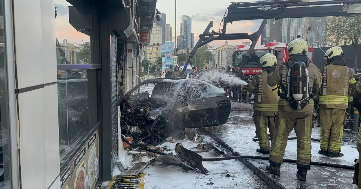 Şişli'de otomobil iş yerine girdi, 2 kişi yaralandı