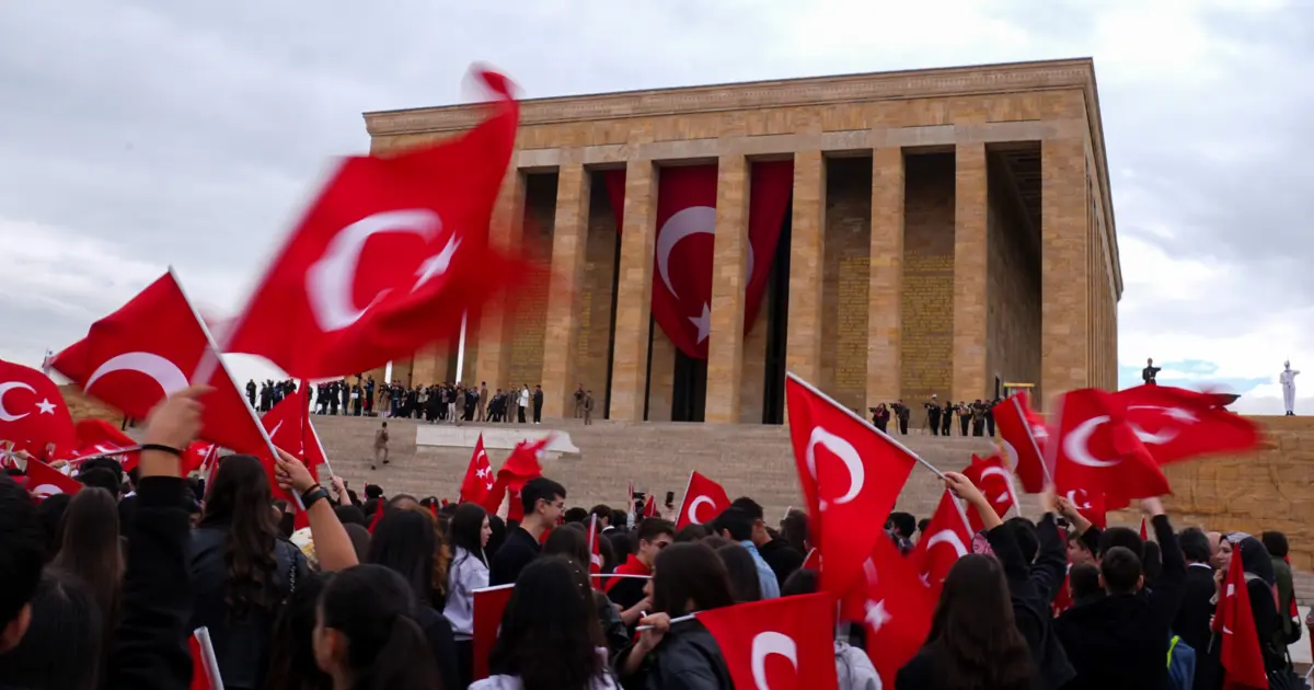 İlk adımın 107'nci yılı. 81 ilden gençler Anıtkabir'e koştu