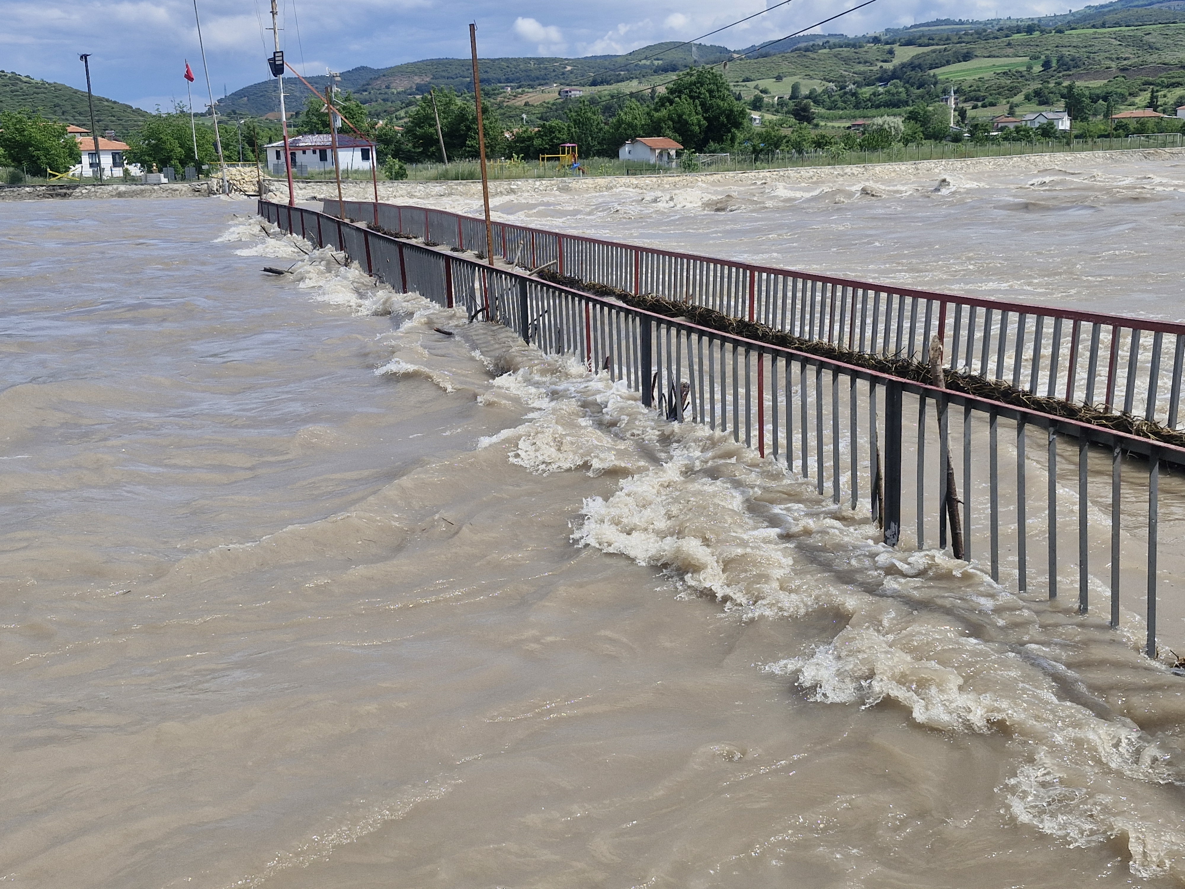 Almus Barajı ağzına kadar doldu. Bölgede taşkın tahliyesi başladı