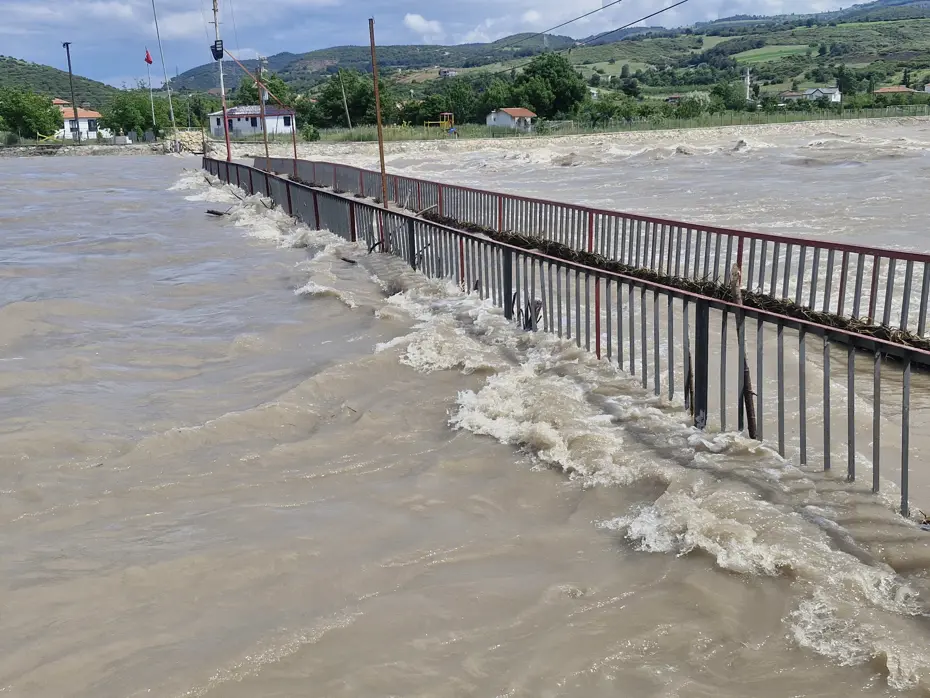 Almus Barajı ağzına kadar doldu. Bölgede taşkın tahliyesi başladı