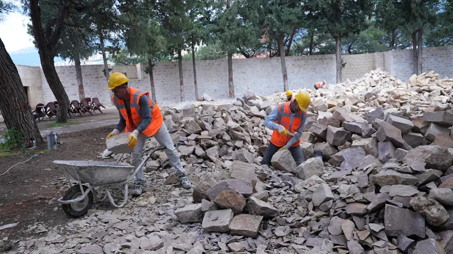 Depremde zarar gören kale restore ediliyor 