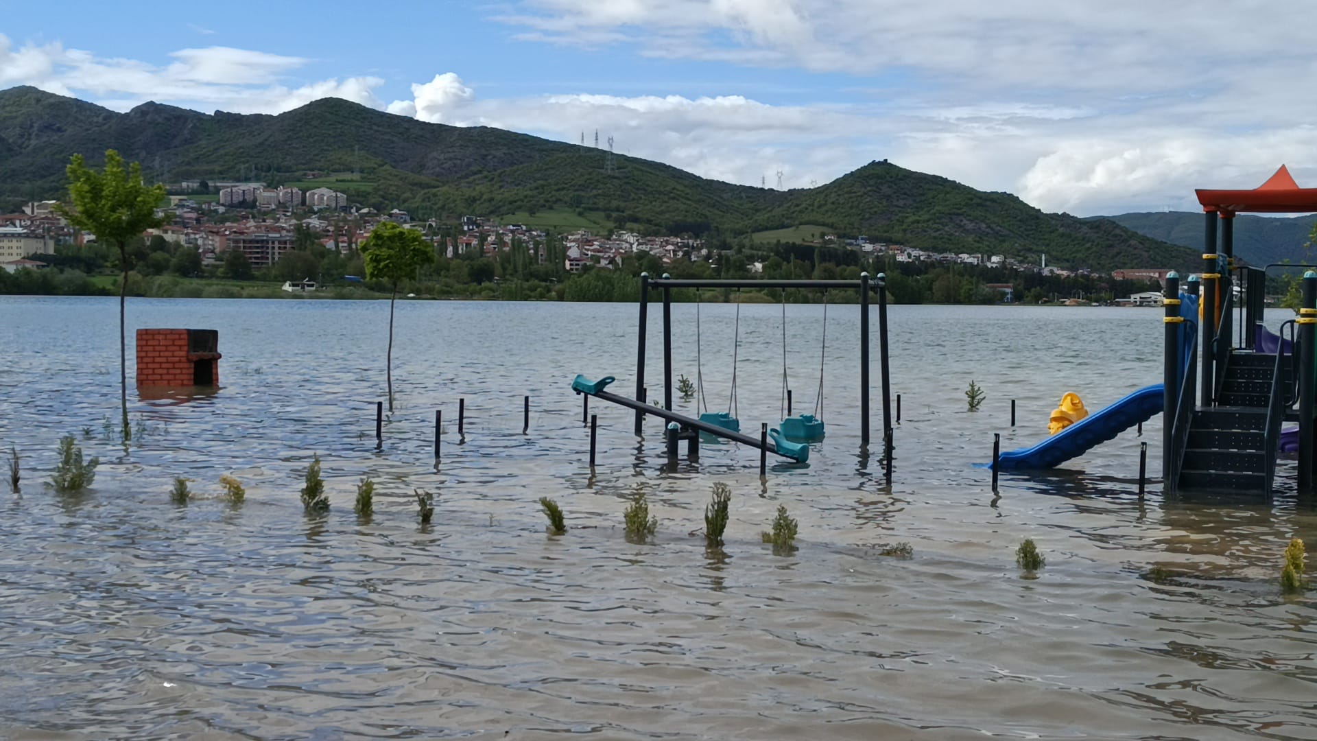 Almus Barajı doldu taştı. Çocuk parkı ve otopark sular altında kaldı 