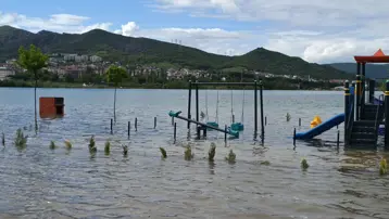 Almus Barajı doldu taştı. Çocuk parkı ve otopark sular altında kaldı