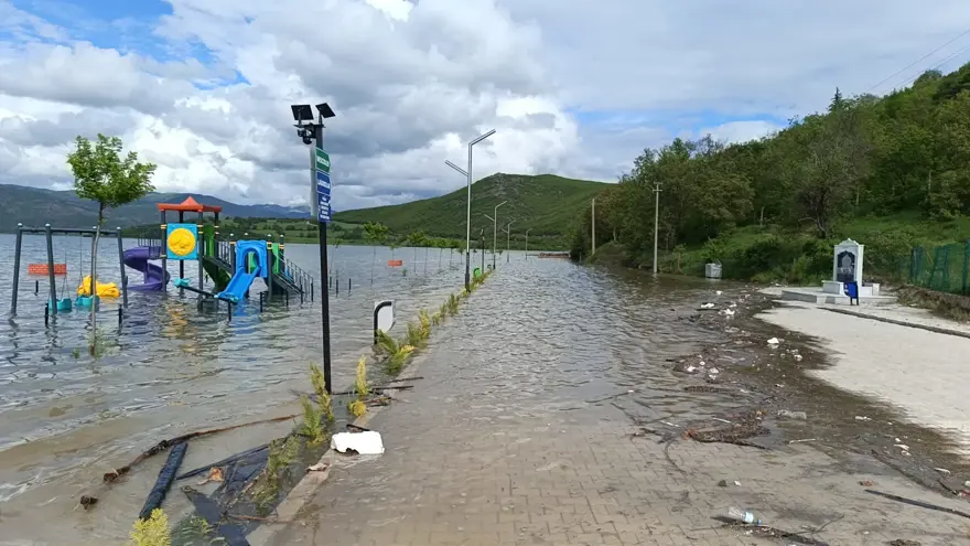 Almus Barajı doldu taştı. Çocuk parkı ve otopark sular altında kaldı 3 Almus Barajı doldu taştı. Çocuk parkı ve otopark sular altında kaldı 3