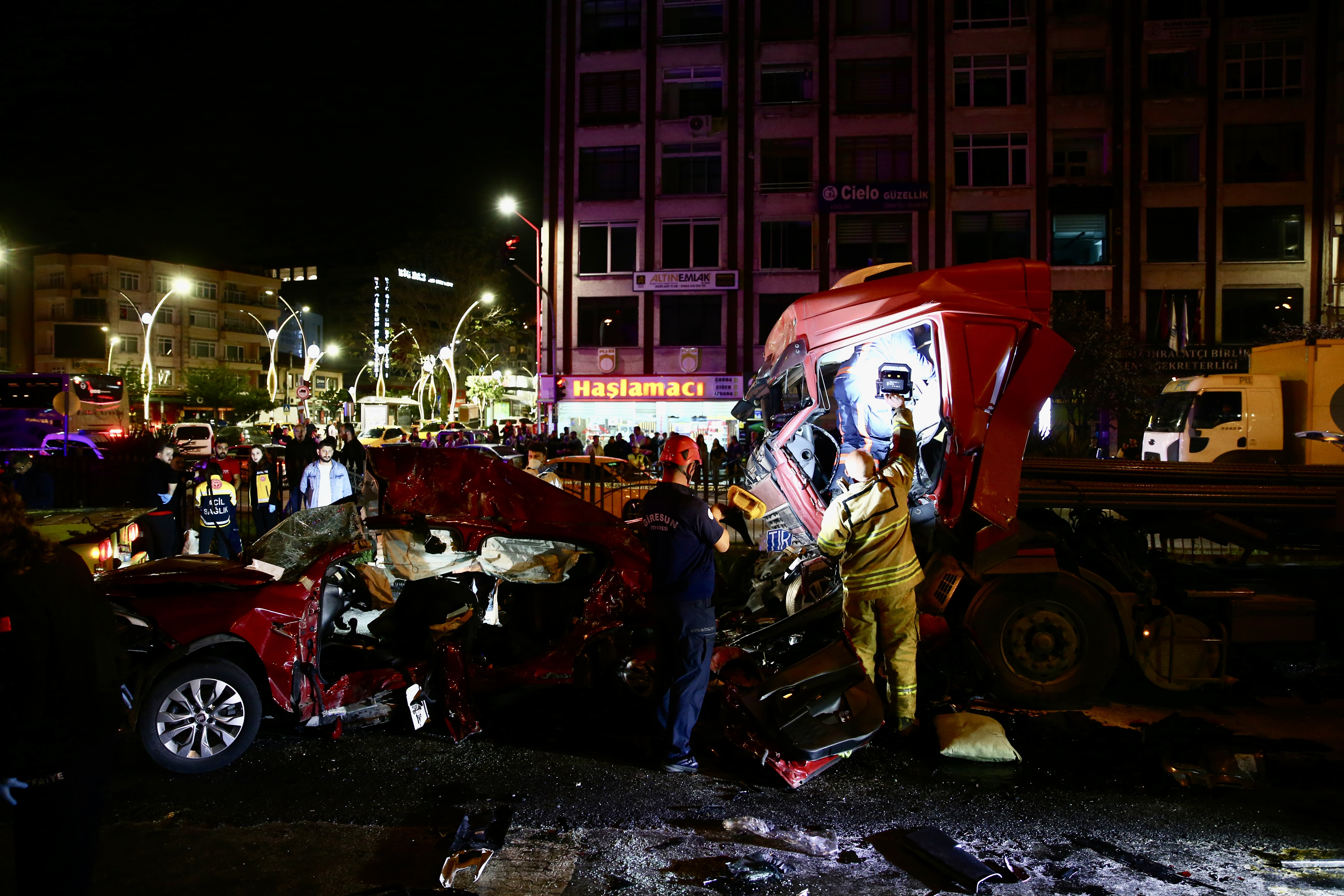Tır iki otomobili biçti. 5 ölü, 6 yaralı