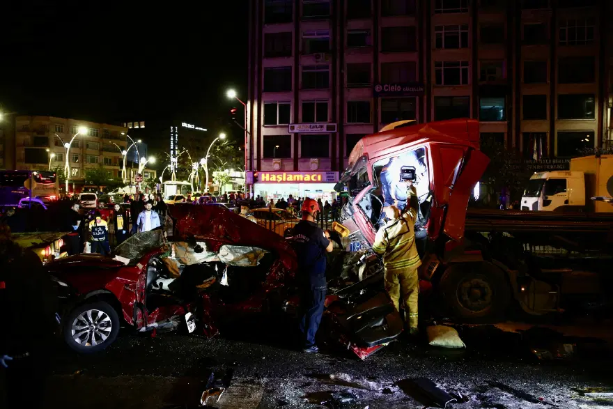 Tır iki otomobili biçti. 5 ölü, 6 yaralı 2