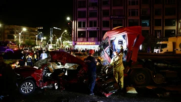 Tır iki otomobili biçti. 5 ölü, 6 yaralı